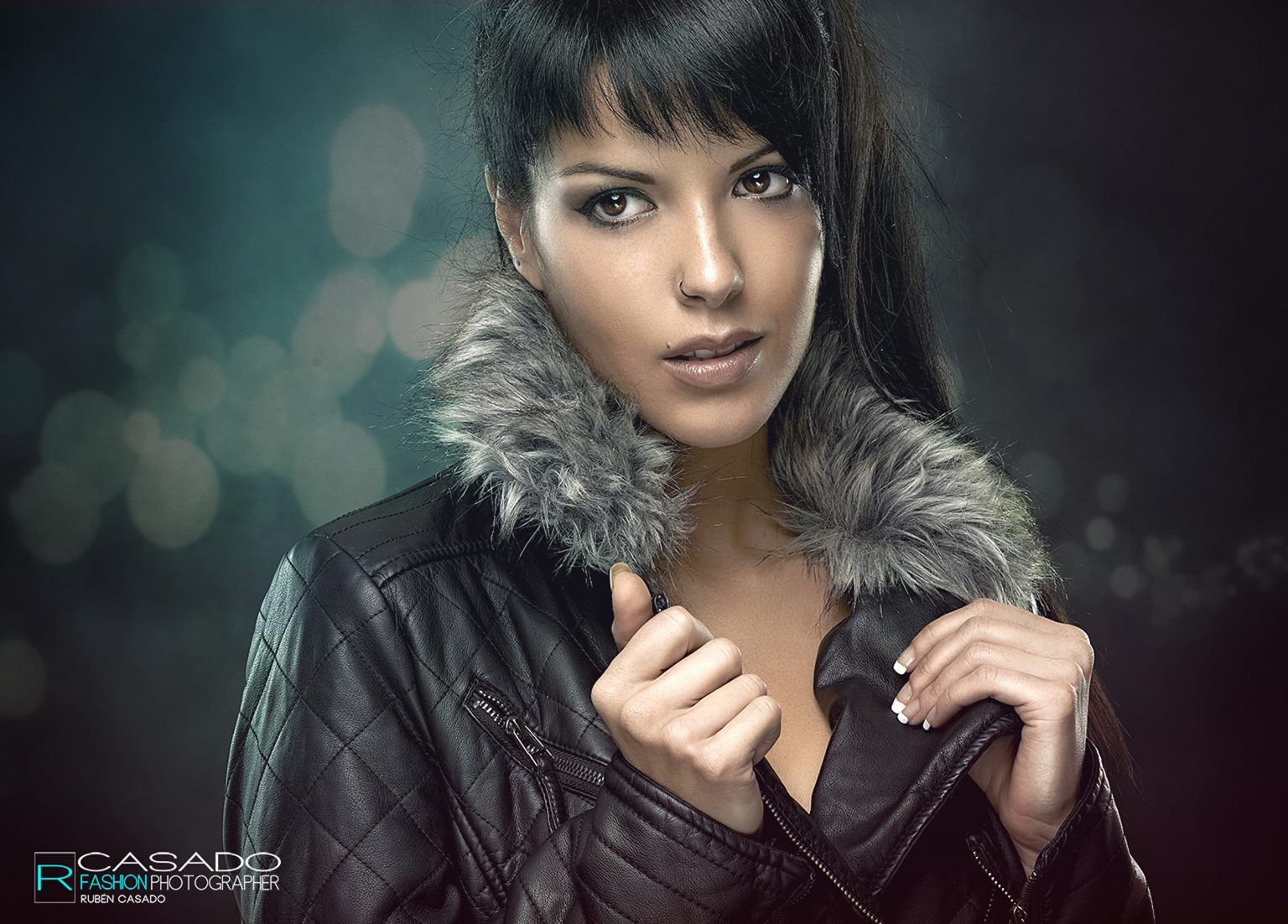Modelo femenina con cazadora de cuero con cuello de pelo sesionelos de estudio por Rubén Casado en Valladolid