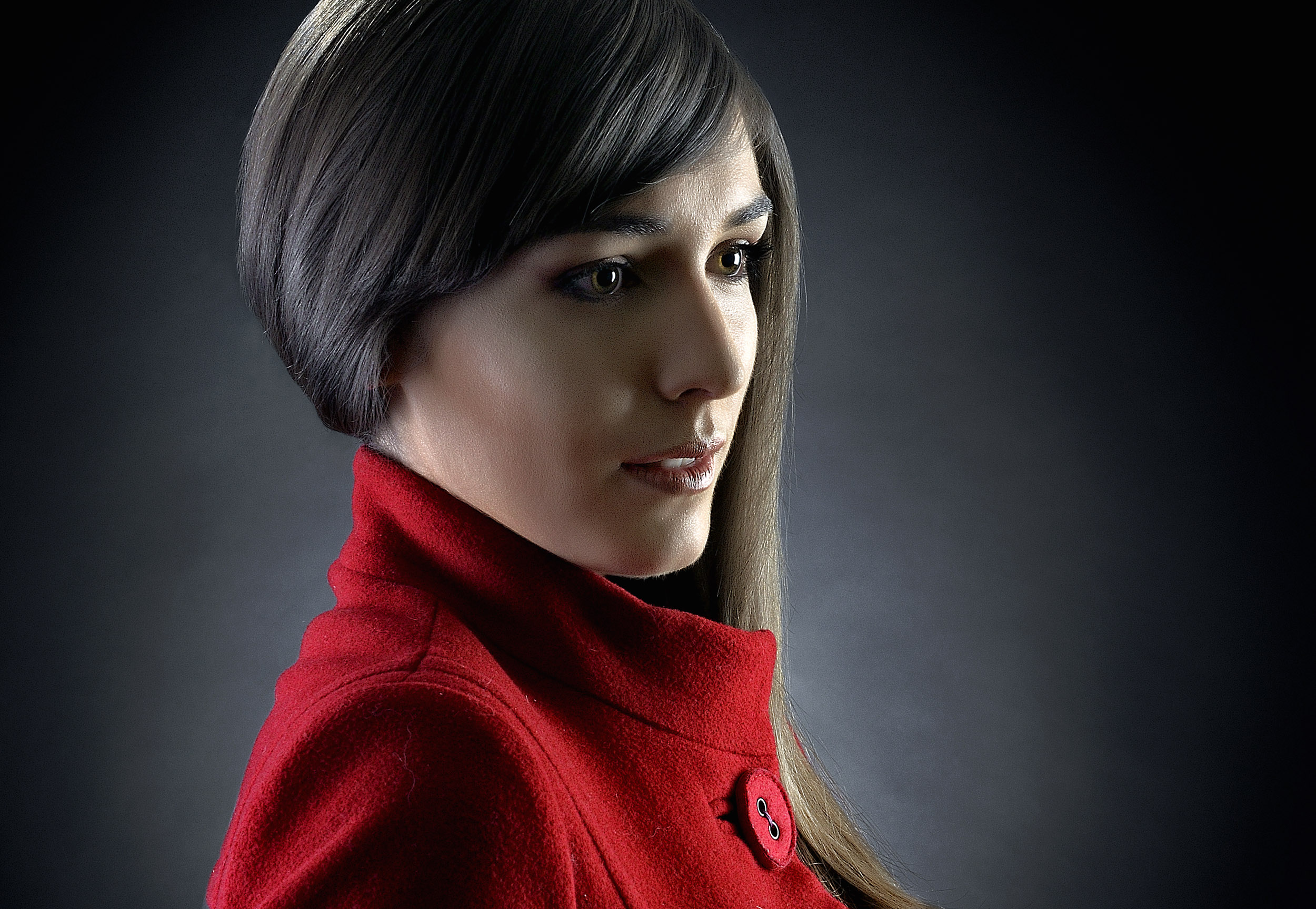 Modelo con abrigo rojo, sesión de estudio por Rubén Casado en Valladolid