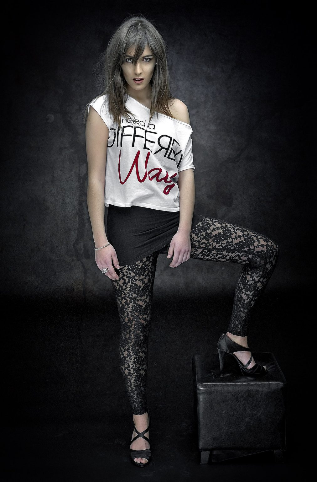 Modelo con medias de dibujos y camisola blanca. Sesión de estudio por Rubén Casado