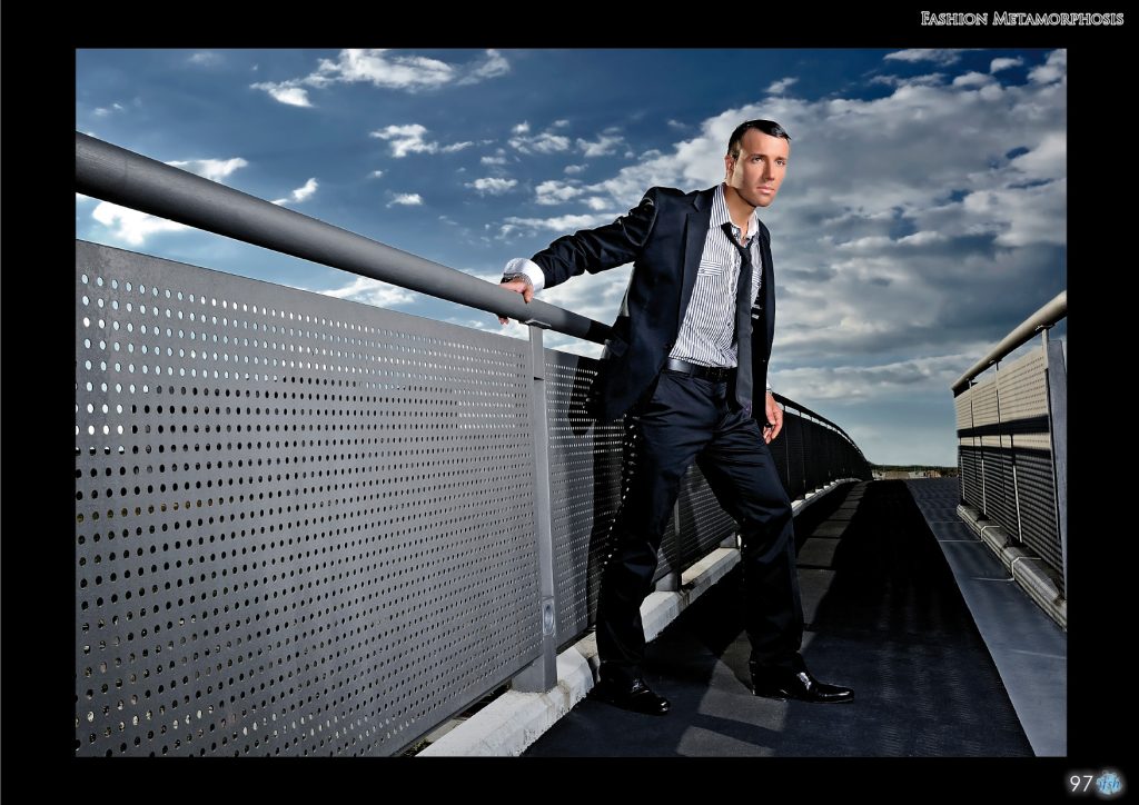 editorial de la revista Infashion Magazine modelo masculino agarrado a la barandilla de un puente. Modelo en editorial de moda Infashion Magazine por Rubén Casado