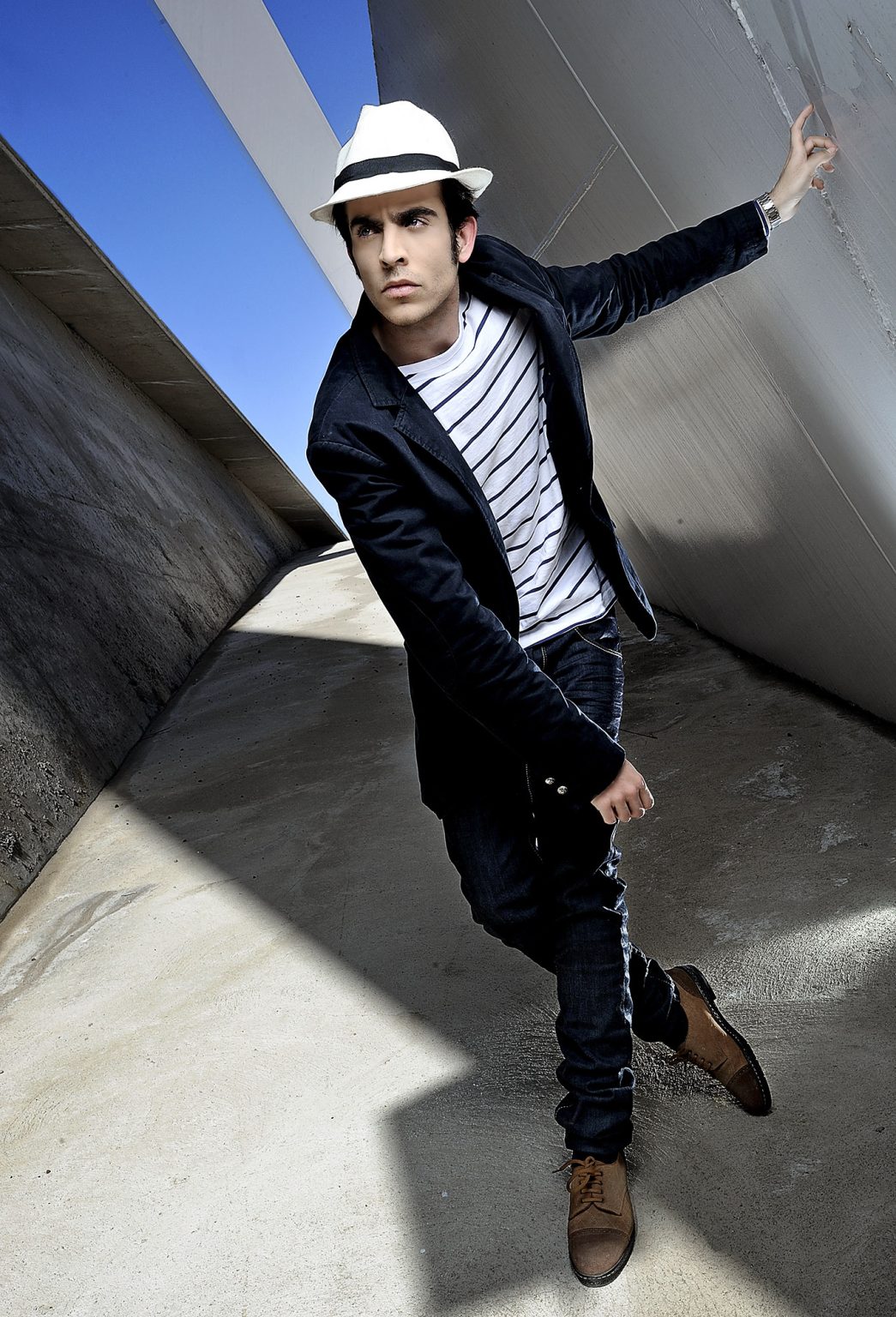 Modelo masculino con sombrero y chaqueta americana, sesión de exteriores por Rubén Casado en Madrid