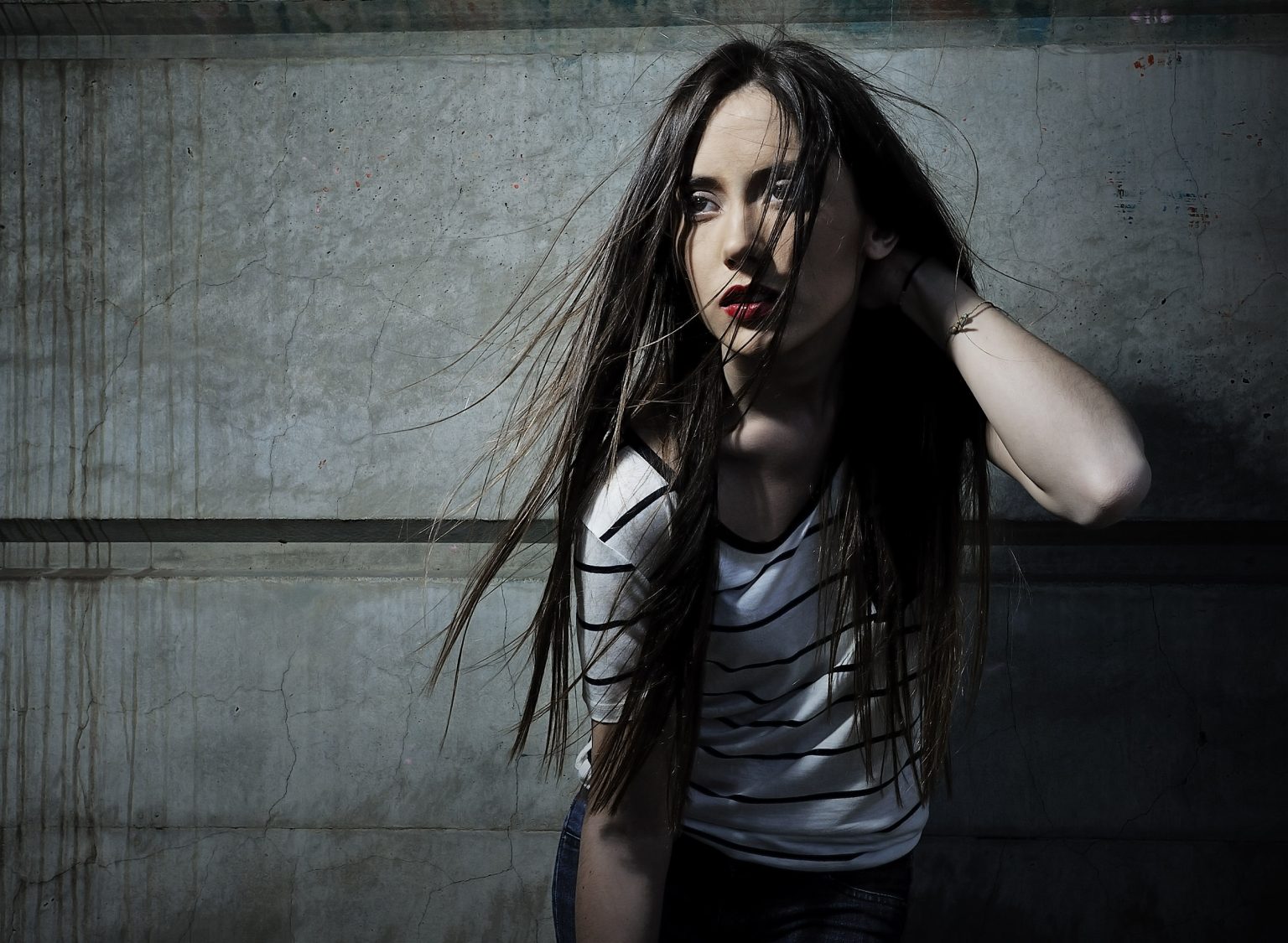 Modelo femenina con iluminación Rembrandt, en sesión de exteriores por Rubén Casado en Madrid