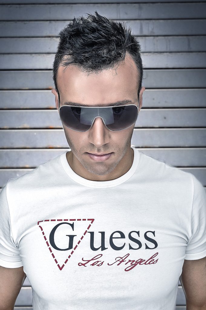 sesión de estudio con modelo masculino con camiseta blanca de Guess y gafas de sol, fotografía de Rubén Casado