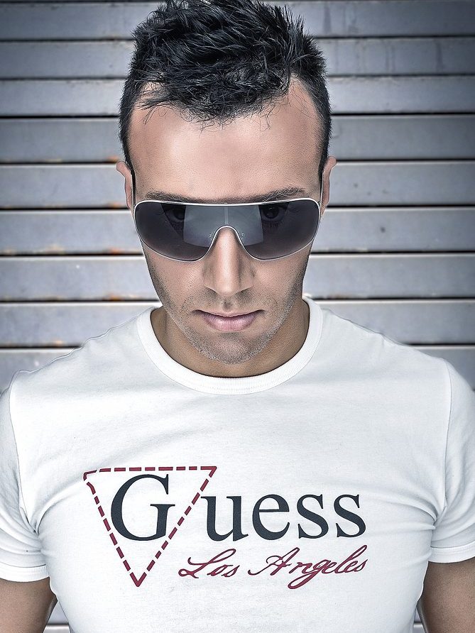 sesión fotográfica estudio de hombre con gafas de sol y camiseta Guess en Valladolid