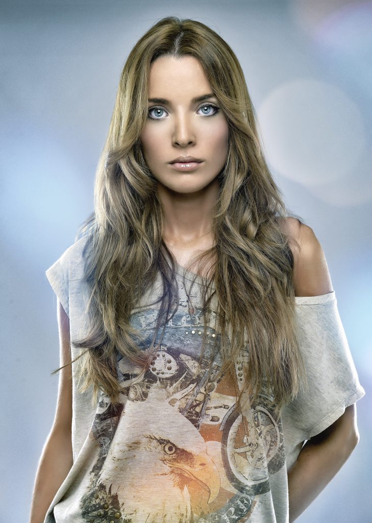 sesión de estudio de modelo con camiseta y edición de fantasía, fotografía de Rubén Casado