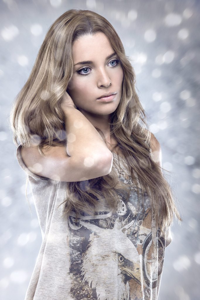 sesión de estudio de modelo con camiseta y edición de fantasía, fotografía de Rubén Casado