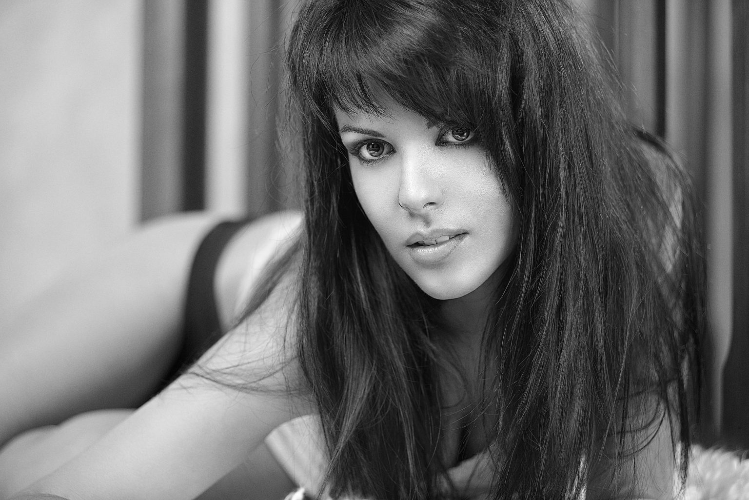 Modelo tumbada con camiseta interior y braga negra en blanco y negro. Sesión de estudio Rubén Casado en Valladolid