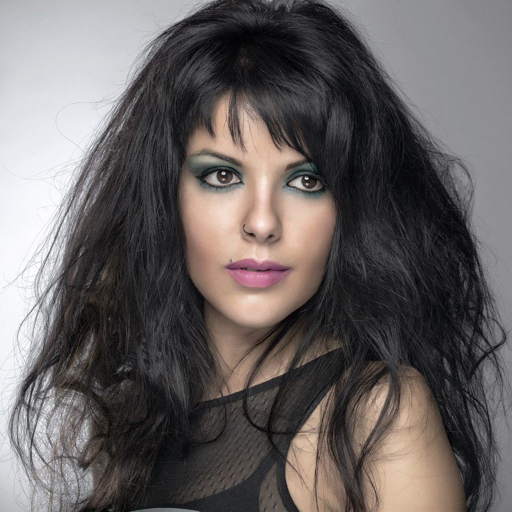 sesión editorial de estudio de modelo con maquillaje de ojos color verde y pelo cardado, fotografía de Rubén Casado