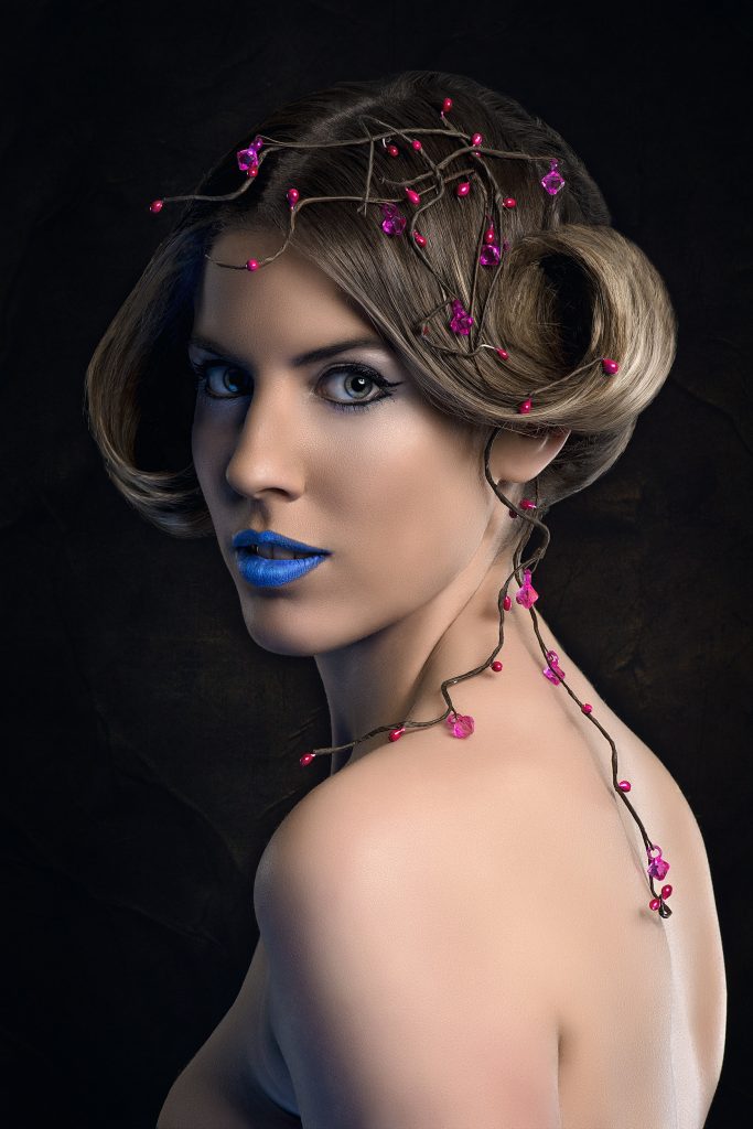 Sesión fotografica de estudio beauty con tocado de pedrería y labios pintados de azul, fotografía de Rubén Casado
