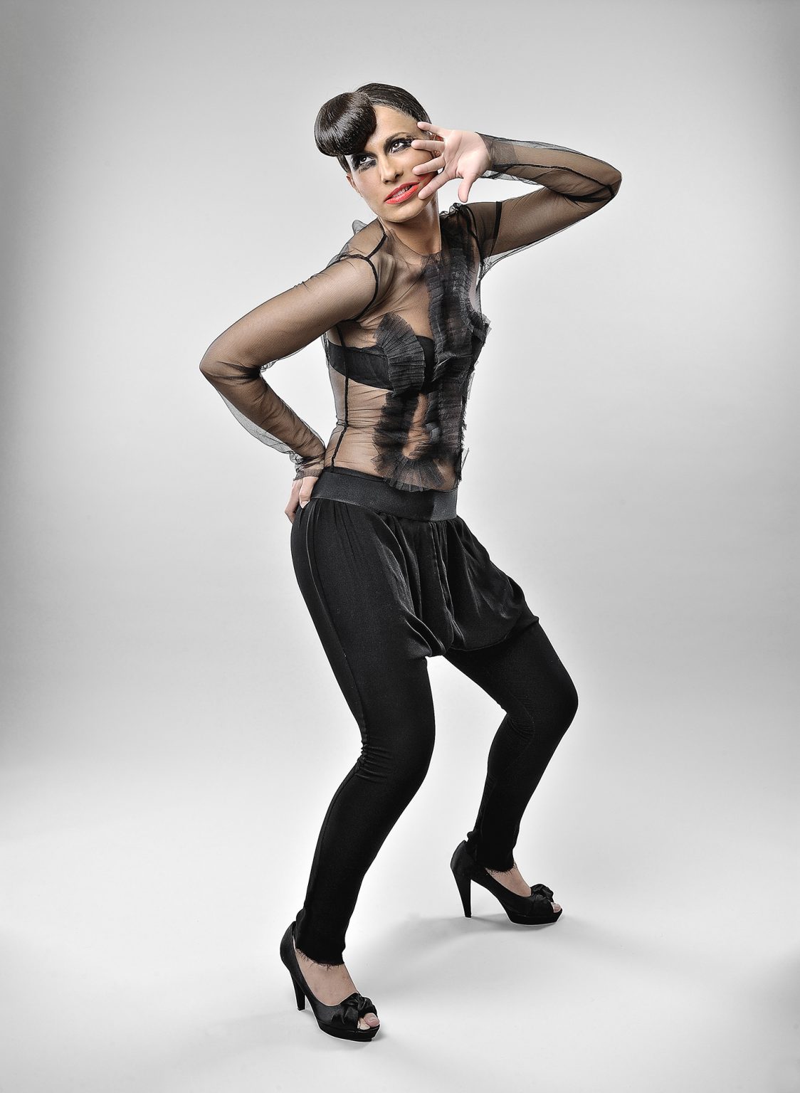 Modelo don camiseta transparente y top negro y pantalón cagado, Diseño de cesar Gonzalez. Fotografia de Rubén Casado en Valladolid
