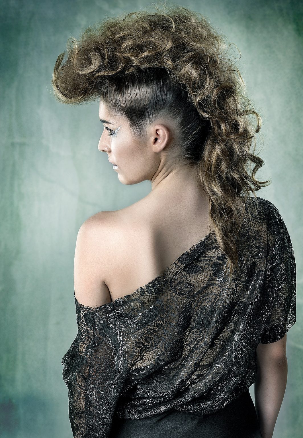 Modelo con peinado tipo cresta y camiseta semitransparente, sesión de estudio por Rubén Casado