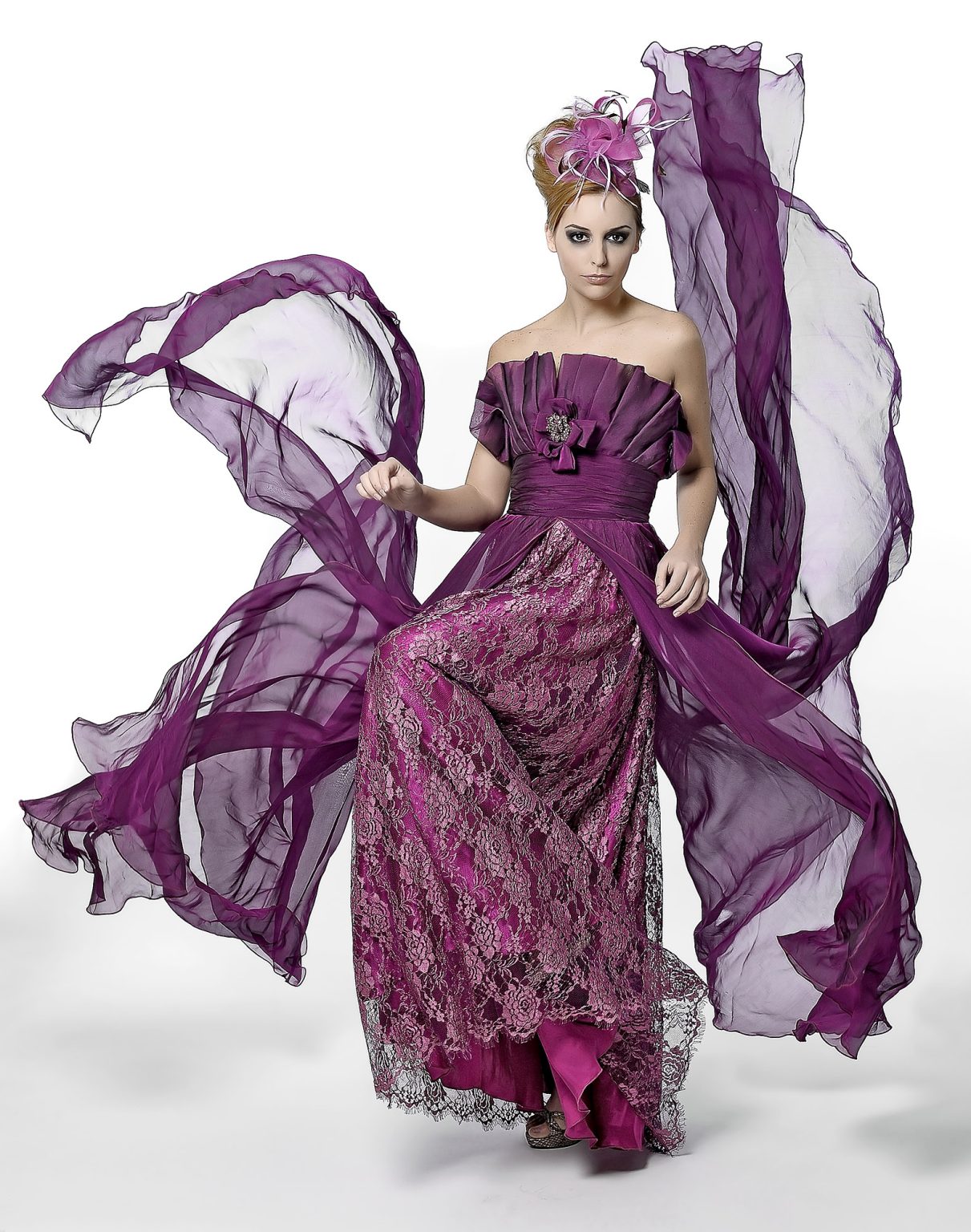 Modelo con vestido de gala morado, diseño de Antonio Aguado en sesión de estudio por Rubén Casado en Valladolid