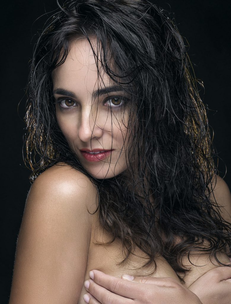 Sesión de estudio modelo tapando el pecho y pelo semimojado, Fotografía de belleza y cosmética por Rubén Casado en Valladolid.