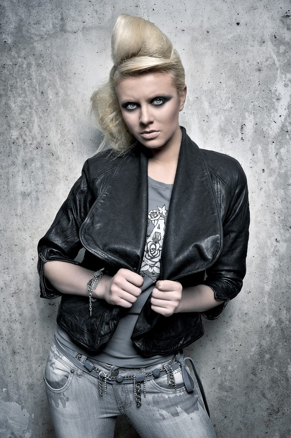 Chica con peinado exótico y chaqueta de cuero. Editorial de moda en exteriores Sesión de fotografía de moda por Rubén Casado en Valladolid